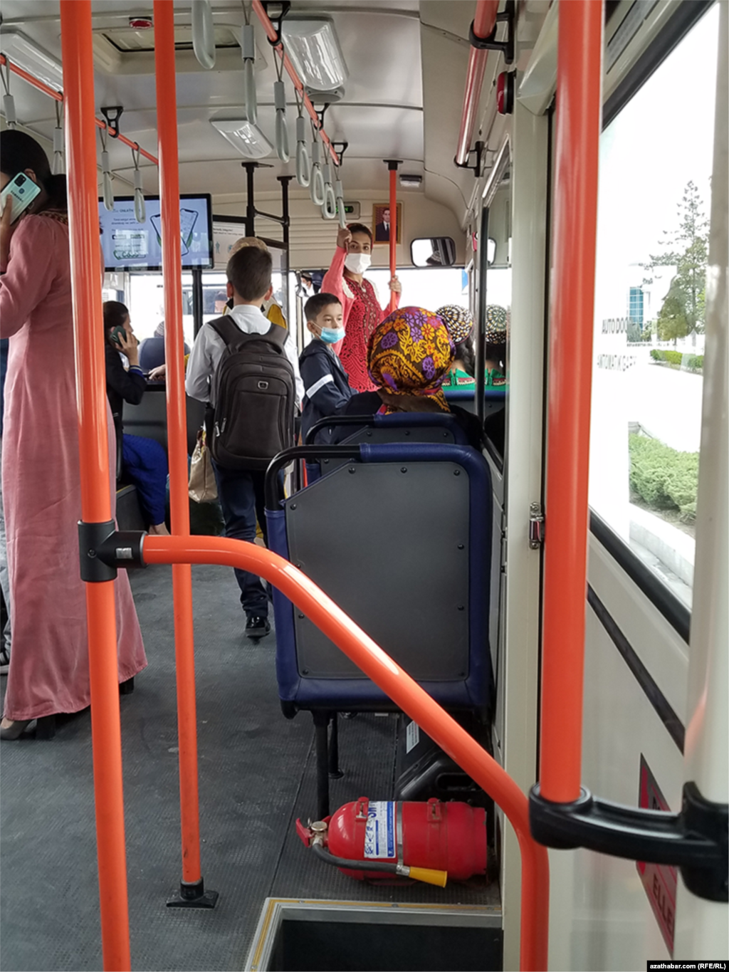 В городском автобусе. Ашхабад, апрель, 2022.