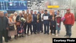 Этнические казахи, прибывшие из Китая, в аэропорту Алматы. Иллюстративное фото