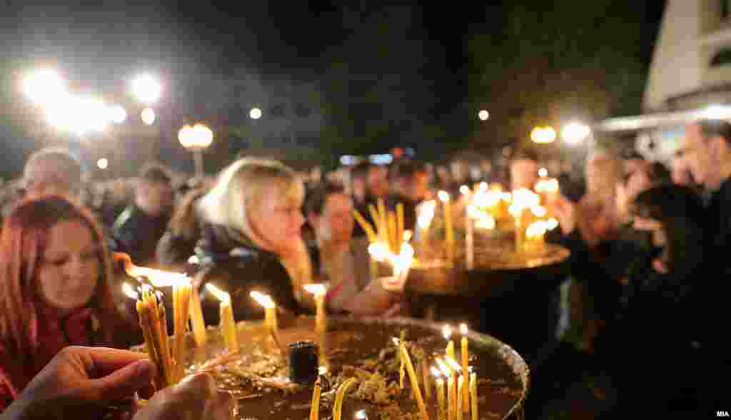 Верници палат свеќи пред Соборниот храм Св. Климент Охридски во Скопје