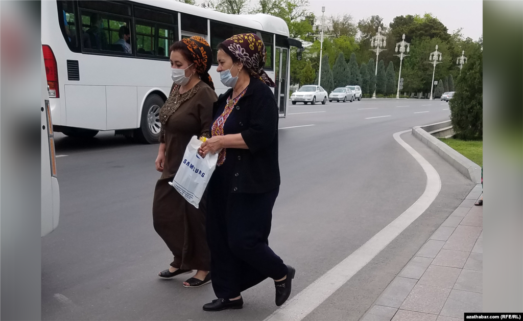 Awtobus duralgalasyndaky aýallar. Aşgabat, aprel, 2022.