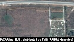  Снимка на Maxar от 9 април демонстрира, че част от траншеята е към този момент засипана с пръст. 