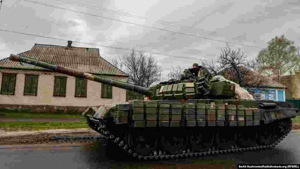 Танки Збройних Сил України проїжджають одним із сіл Донбасу.&nbsp;