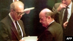 Ruski ambasador Julij Voroncov sa ambasadorom SRJ Dragomirom Đokićem razgovara o sankcijama pred glasanje u UN u kojem je Rusija podržala sankcije, maj 1992.