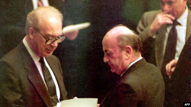 Ambasadori rus, Juliy Vorontsov (majtas) duke biseduar me ambasadorin jugosllav, Dragomir Gjokiq. Maj, 1992.