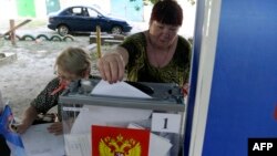Жінка голосує на пересувній виборчій дільниці під час незаконних місцевих виборів, організованих встановленою Росією владою в Донецьку, 6 вересня 2023 року