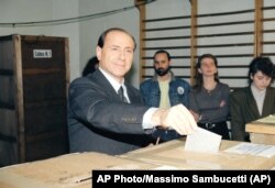 Silvio Berlusconi na glasanju na izborima u martu 1994. godine.