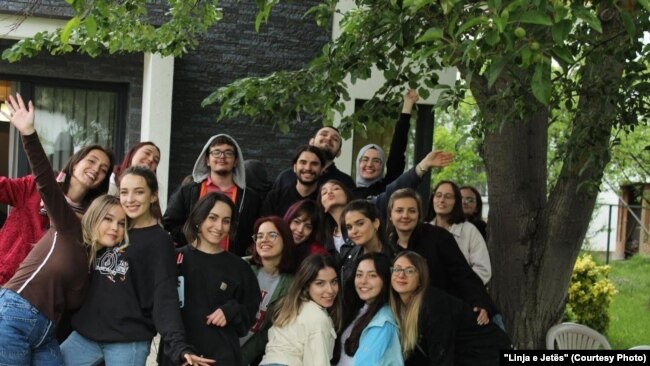 Kosovë: psikologë vullnetarë të qendrës së thirrjeve "Linja e Jetës"