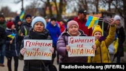Geniçesk: yerli sakinler Rusiyeniñ tecavuzına qarşı narazılıq bildireler (fotoresimler)