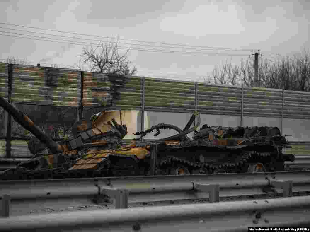 Спалена російська військова техніка поблизу Макарова, Київська область. 4 березня 2022 року