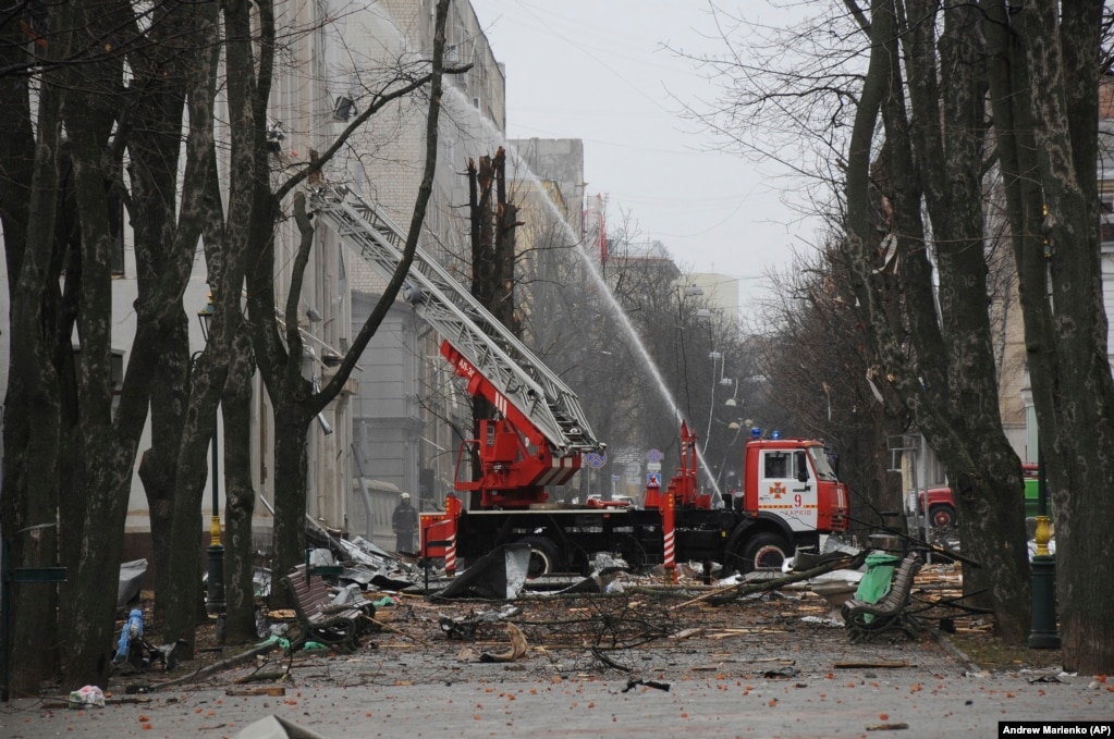Zjarrfikësit shuajnë zjarrin në një ndërtesë të Shërbimit të Sigurisë së Ukrainës (SBU) pas një sulmi me raketa në Kharkiv, qyteti i dytë më i madh i Ukrainës, të mërkurën, 2 mars 2022.