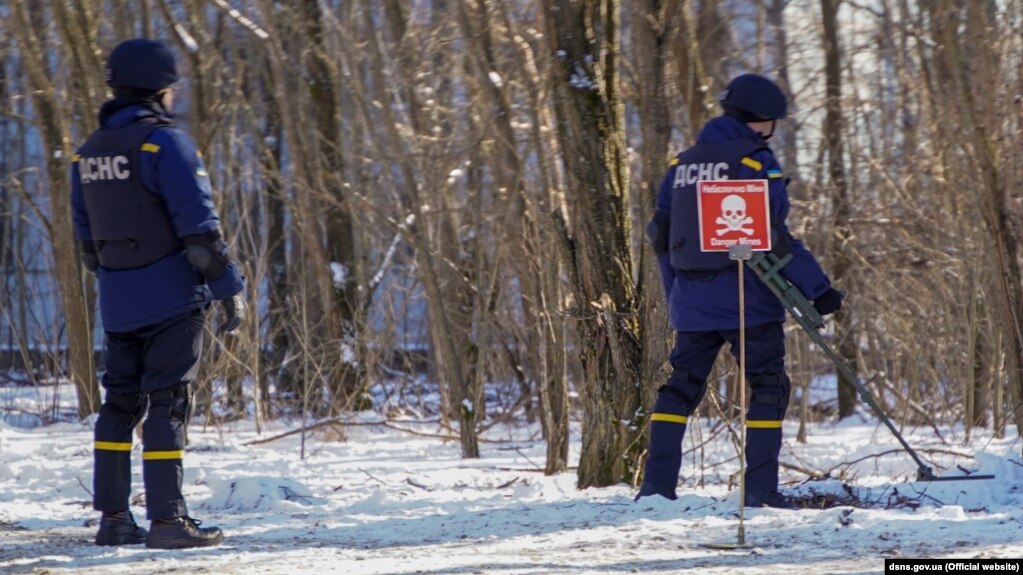 У поліції закликають усіх, хто помітив небезпечні предмети, не наближатися до них, а повідомити про знахідку у чат-бот Кіберполіції