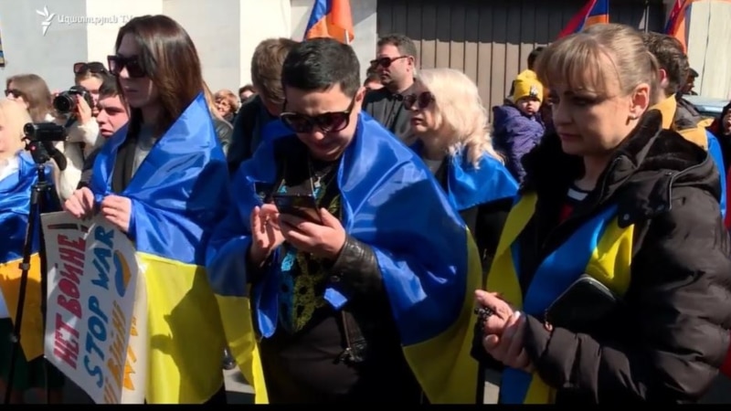 «Хочу, чтобы Путин остановил это безумие» - антивоенная акция возле посольства Украины в Ереване