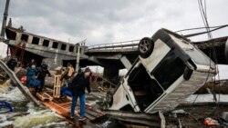 Ukrayna, İrpindən mülki əhalinin təxliyyəsi, əhali dağıdılmış körpü üzərindən şəhəri tərk edir, Kiyev bölgəsi, 7 mart 2022