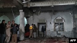 Pamje pas shpërthimit në një xhami në Pakistan.