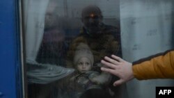 Otac se oprašta od kćeri ispred vlaka za evakuaciju na glavnoj željezničkoj postaji u Odesi 7. ožujka 2022. Odesa, za koju se Ukrajina boji da bi mogla biti sljedeća meta ruske ofenzive na jugu, glavna je luka zemlje i vitalna je za njezino gospodarstvo.