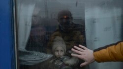 Otac se oprašta od kćeri ispred vlaka za evakuaciju na glavnoj željezničkoj postaji u Odesi 7. ožujka 2022. Odesa, za koju se Ukrajina boji da bi mogla biti sljedeća meta ruske ofenzive na jugu, glavna je luka zemlje i vitalna je za njezino gospodarstvo.