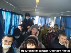Задержанные на акции за мир в Украине в автозаке, Иркутск, 6 марта