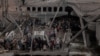 Люди під зруйнованим мостом у Ірпіні під час спроби евакуації, 5 березня 2022 року