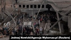 Люди під зруйнованим мостом у Ірпіні під час спроби евакуації, 5 березня 2022 року