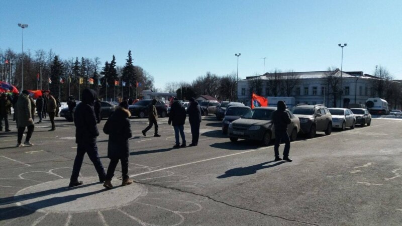 В Ульяновске полиция задерживает на Соборной площади людей без знака Z 