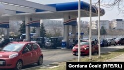 Red za gorivo ispred pumpe u vlasništvu ruske državne kompanije Gasprom, u Beogradu, 4. marta 2022. godine. 