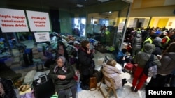 Украинские беженцы в организованном для них временном центре в здании супермаркета в польском городе Пшемысль 