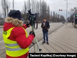 Gazetari Taulant Koplikaj duke raportuar nga Ukraina.