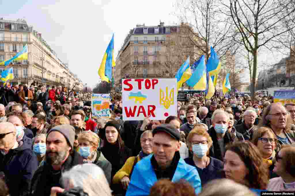 Mii de persoane au protestat, sâmbătă, la Paris, în&nbsp;Place de la Republique.