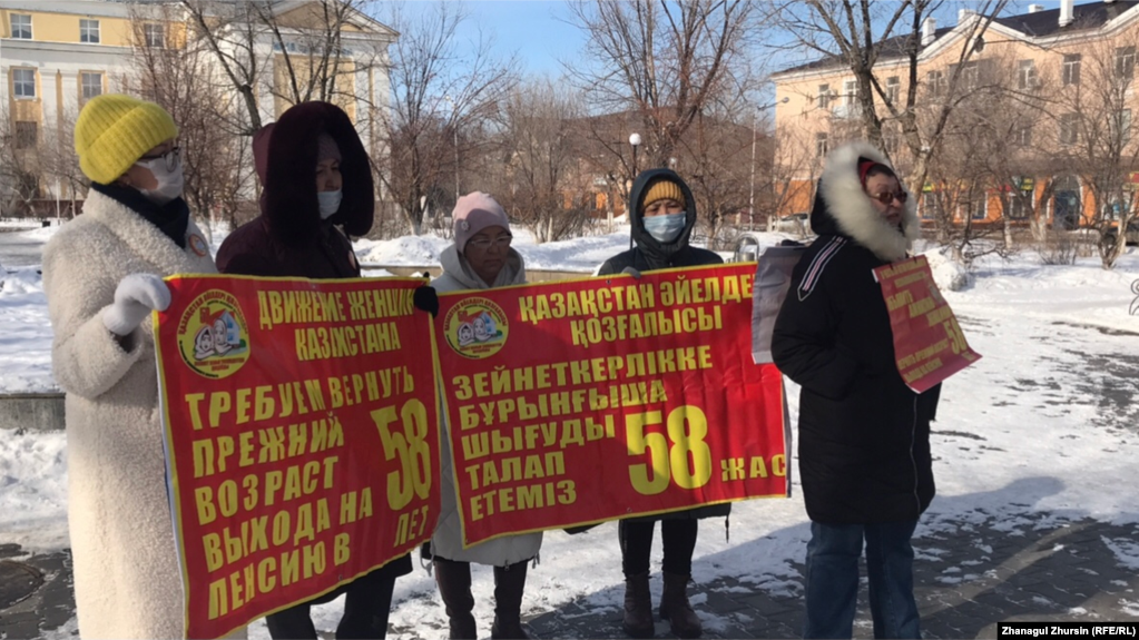 Митинг женщин в Актобе с требованием снизить возраст выхода на пенсию. 8 марта 2022 года