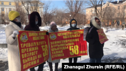 Митинг женщин в Актобе с требованием снизить возраст выхода на пенсию. 8 марта 2022 года