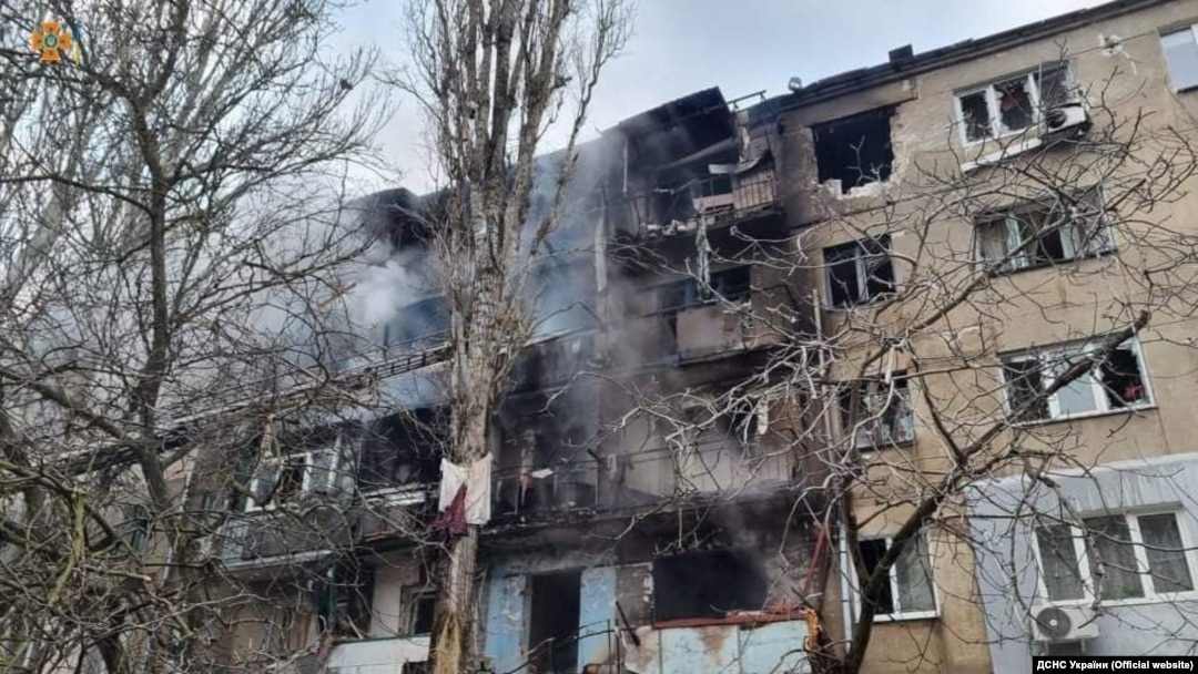 Украинаның Николаев шәһәрендә Русия армиясе бомбалаган йорт.