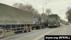 Российская военная техника со знаком «Z» на выезде из Крыма, март 2022 года