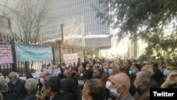 تعدادی از متقاعدین اعتراض کننده در شهر کرمانشاه ایران 