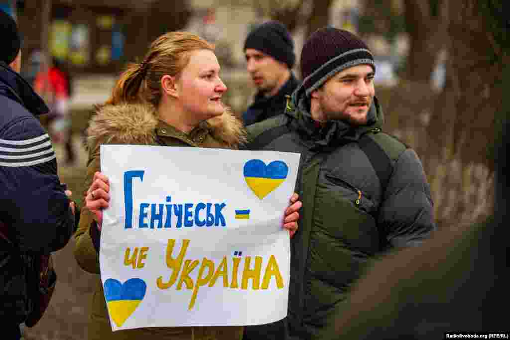 Люди мирно требовали от российских военных покинуть Геническ и всю Украину