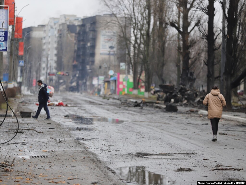 Ndërtesa të shkatërruara e rrugë pothuajse të boshatisura në Borodijanka, afër Kievit, pas sulmeve ruse më 3 mars. Fotografi e realizuar nga korrespondenti i REL-it, Marian Kushnir.