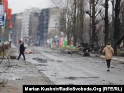 Uništene zgrade i gotovo prazne ulice u Borodijanci, u blizini Kijeva, nakon ruskih napada 3. marta 2022. Fotografiju je snimio dopisnik RSE Marian Kušnir.