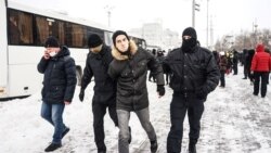 Őrizetbe vesznek egy embert a jekatyerinburgi háborúellenes tüntetésen 2022. március 6-án
