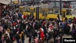 Ուկրաինա - Փախստականները սպասում են Լեհաստան մեկնող գնացքին, Լվով, 8-ը մարտի, 2022թ․