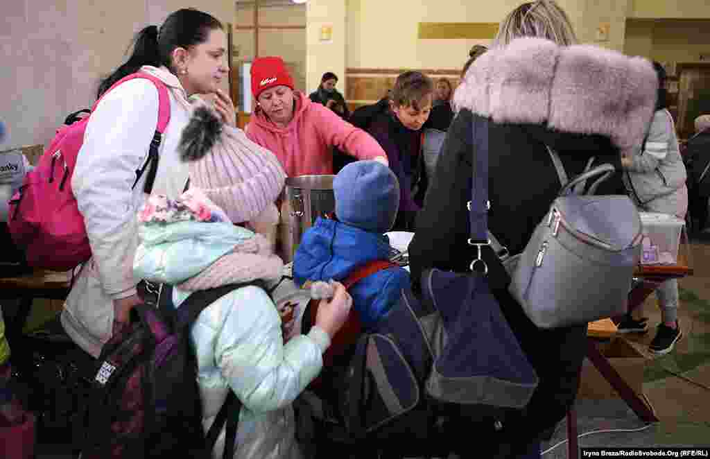 Пропонують також безкоштовно довозити евакуйованих до житла.&nbsp;Ужгород, Закарпатська область, 3 березя 2022 року