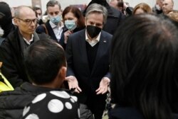 Sekretari amerikan i Shtetit, Antony Blinken takohet me refugjatët në pikëkalimin kufitar ndërmjet Polonisë dhe Ukrainës. 5 mars, 2022.