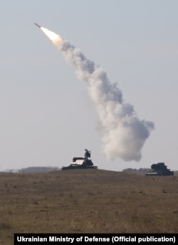 شلیک موشک زمین به هوای کوتاه‌برد تور اِم نیروی زمینی اوکراین