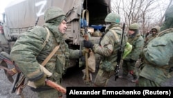 Солдаты, мобилизованные в армию "ДНР", в контролируемом пророссийскими сепаратистами поселке Рыбинский Донецкой области Украины, 5 марта 2022 года