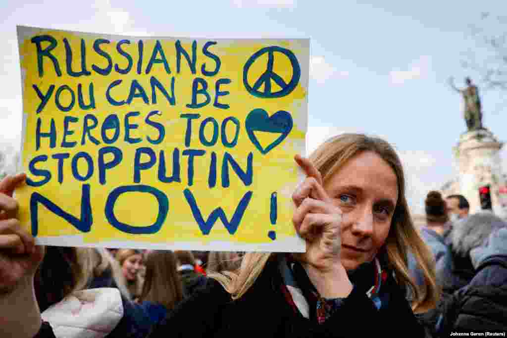 &bdquo;Ruși, și voi puteți fi eroi. Opriți-l pe Putin acum!&rdquo;, scrie pe una din pancartele purtate de participanții la protestul de sâmbătă, din Paris, față de războiul declanșat de Vladimir Putin împotriva Ucrainei.
