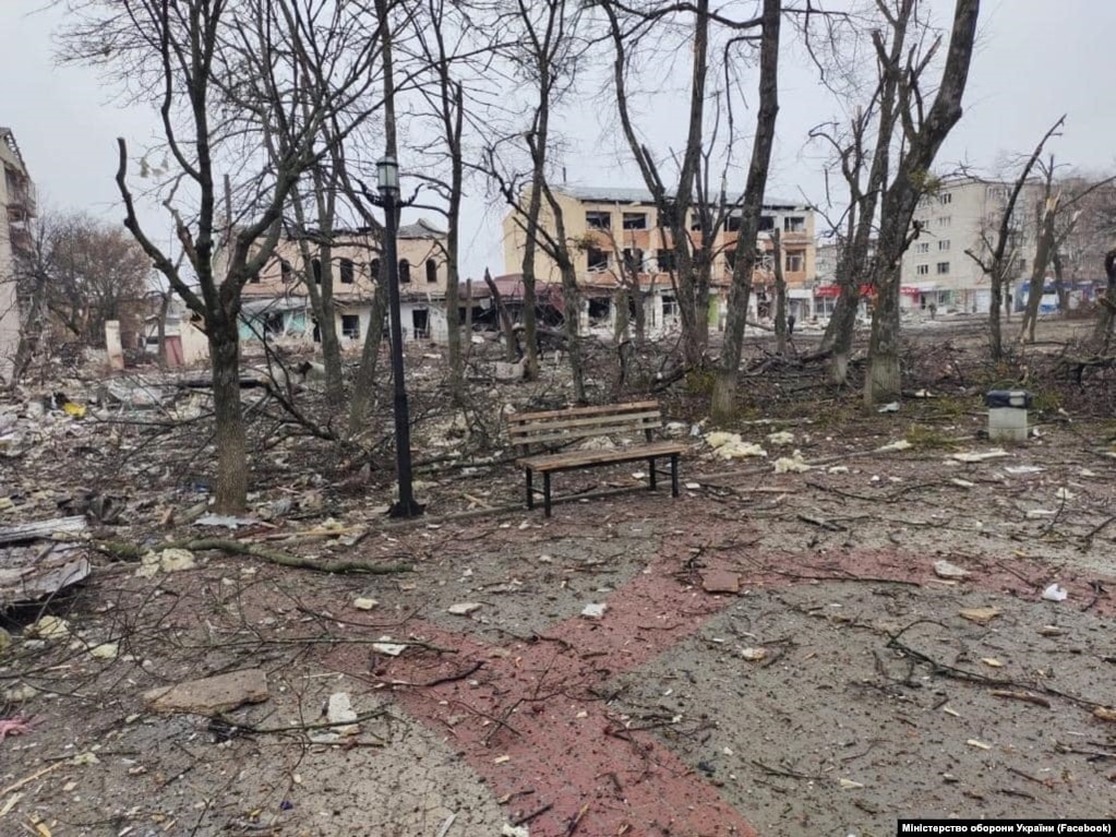 Dëmet nga granatimet prej forcave ruse, në qytetin e Izjumit, në rajonin e Harkivit.