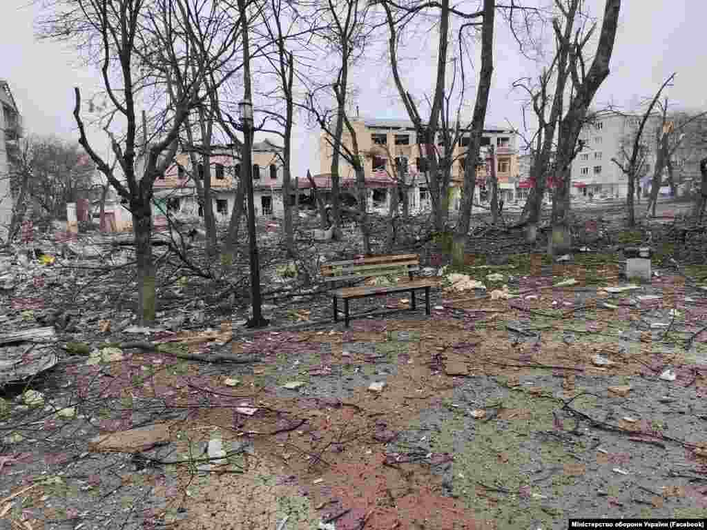 Pagube provocate de bombardamentele efectuate de trupele rusești asupra orașului Izyum din regiunea Harkov.