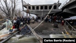 Евакуација на жители од украинскиот град Ирпин