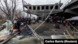 Евакуација на жители од украинскиот град Ирпин