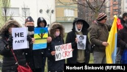 Neki od transparenata učesnika skupa, 6. mart 2022.