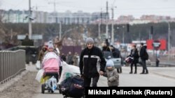 Qytetarët ukrainas duke u larguar nga Kievi, më 5 mars 2022.
