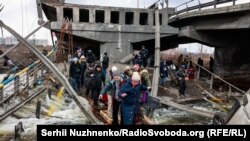 Эвакуация из Ирпеня через разрушенный мост, 7 марта 2022 года